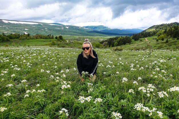 Ein Mädchen auf den blühenden Almwiesen von LagoNaki Adygea Russland 2021