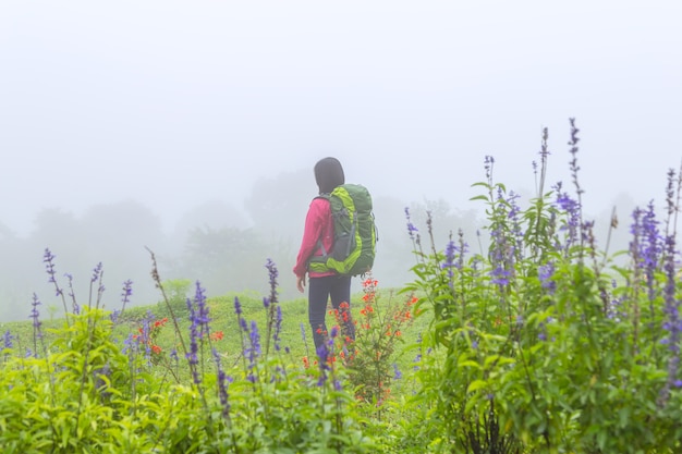 Ein Mädchen auf einer Wanderung mit einem großen Rucksack im Wald Doi Mae Ta-Mann, Chiang Mai, Thailand