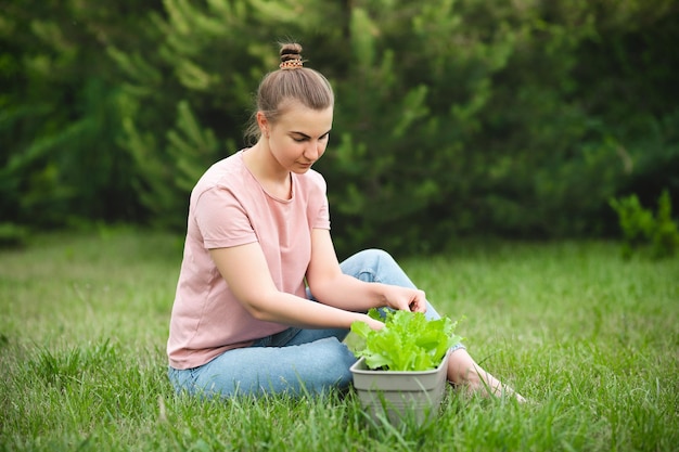 Ein Mädchen baut Salat auf ihrer Farm an