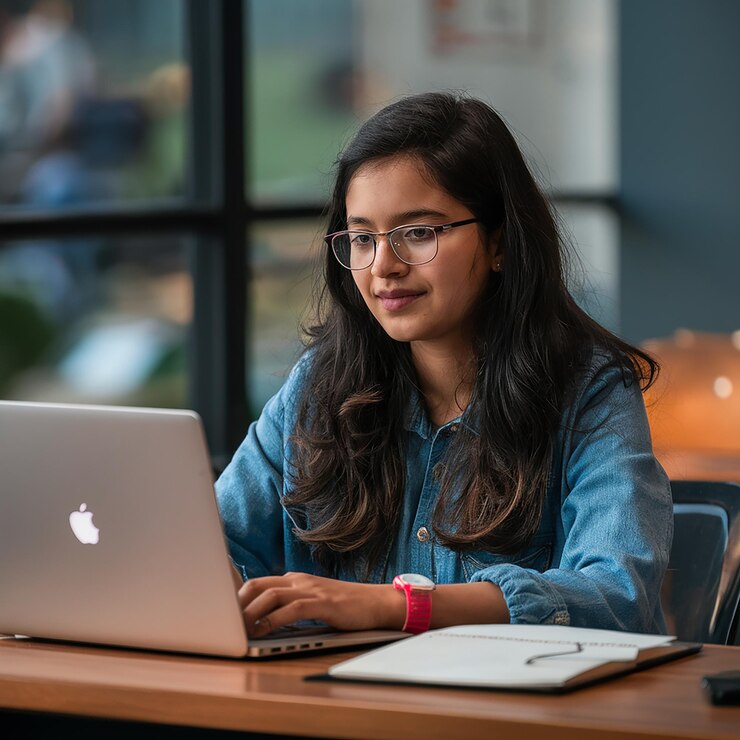 ein Mädchen benutzt einen MacBook Pro-Computer