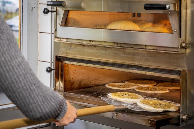 Ein Mädchen, das Dönerbrötchen in einem lokalen Pizza- und Gyros-Restaurant macht
