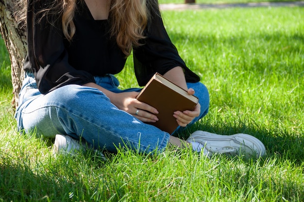 ein mädchen, das ein buch liest, ein buch in den händen, ein mann im park, bildung