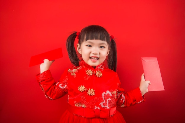 Ein Mädchen feiert das chinesische Neujahr mit einem chinesischen Knoten