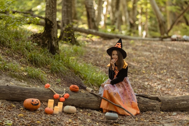 Ein Mädchen im Hexenkostüm Happy Halloween Trick or Treat Unterhaltungskonzept für Kinder