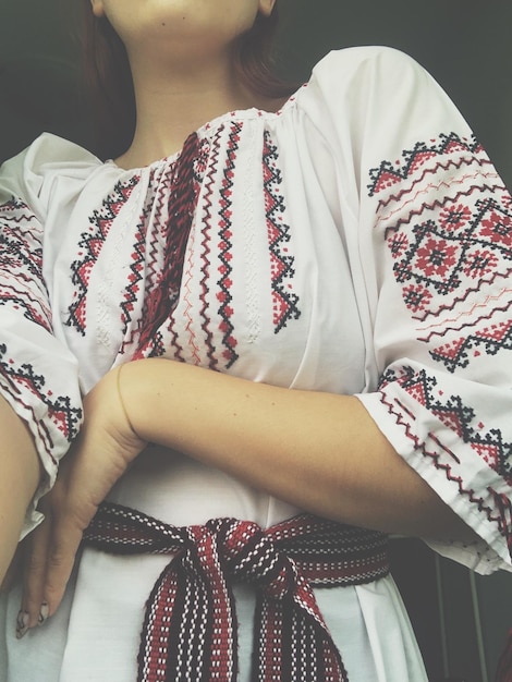 Ein Mädchen in einem ukrainischen gesticktem Hemd und traditionellen Kleidern.