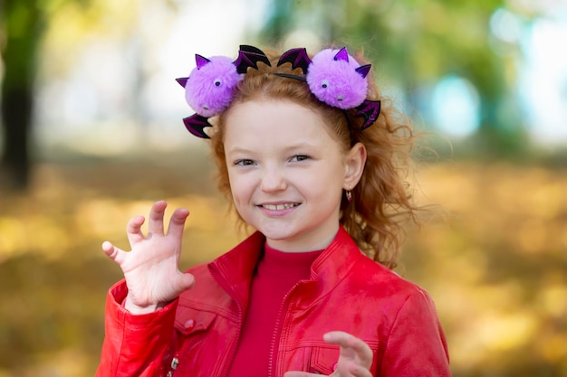 Ein Mädchen in Freizeitkleidung und mit einem Stirnband mit Halloween