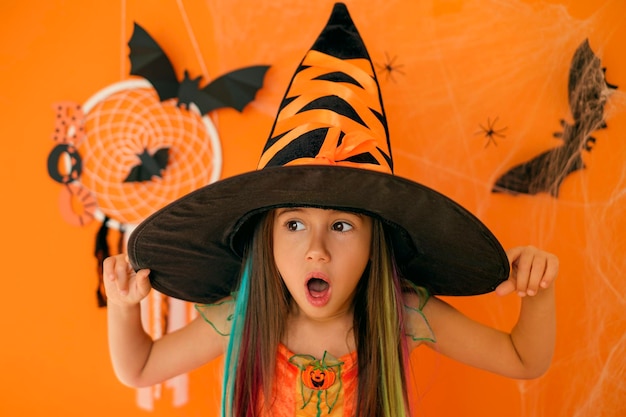 Ein Mädchen in Gestalt einer Hexe und eines großen schwarzen Hutes