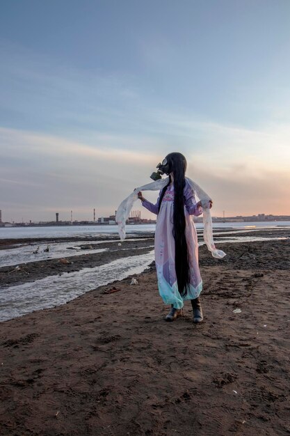 Ein Mädchen in koreanischer Nationaltracht und Gasmaske während des Covid19-Coronavirus-Virus Ökologisches Problem