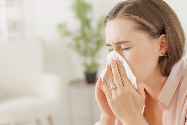 Ein Mädchen in leichter Kleidung erkrankte an einem Coronovirus und einer laufenden Nase