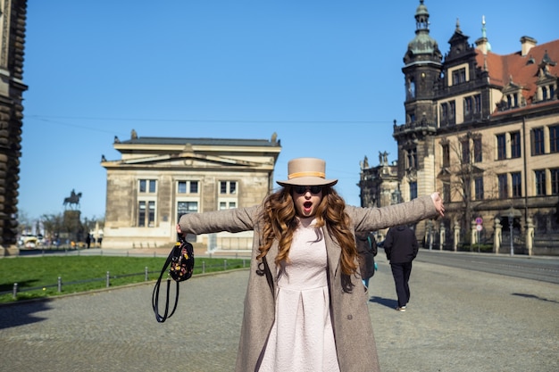 Ein Mädchen in Mantel und Hut auf einer Straße in Dresden city