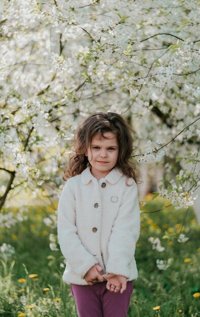 ein Mädchen in voller Blüte Natur ein glückliches Kind Kirschblüten weiße Blumen