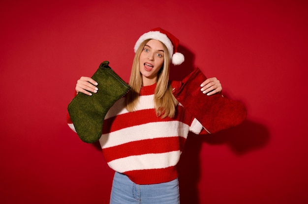 Ein Mädchen in Weihnachtsmütze mit Weihnachtsstrümpfen
