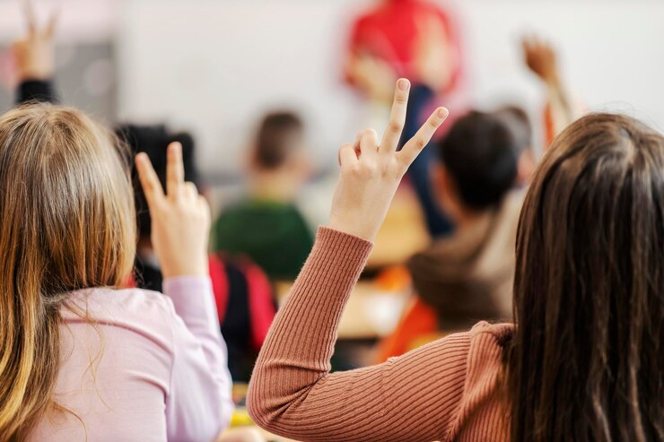 Foto ein mädchen kennt die antwort und die steigende hand, um darauf zu antworten