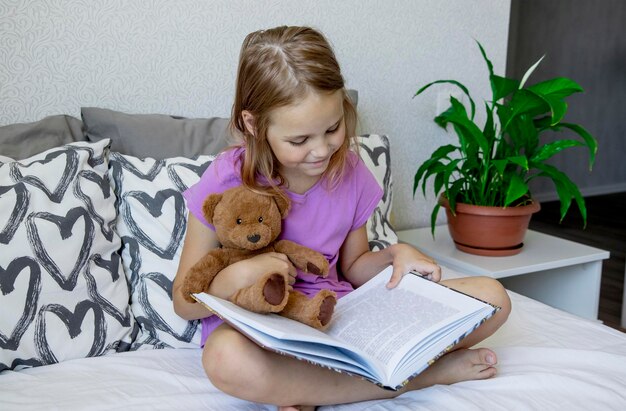 Ein Mädchen liest ein Buch