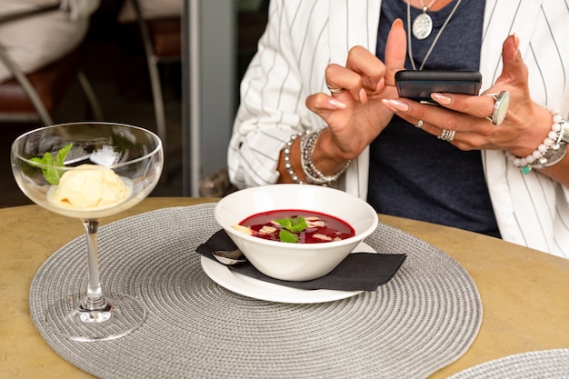 Ein Mädchen macht Selfie Essen beim Mittagessen in einem Restaurant. Close-up textfreiraum.