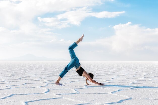 Ein Mädchen macht Yoga im Freien Salar de Uyuni Salzplateau Bolivien