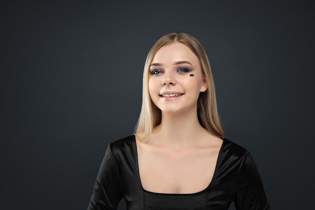 Ein Mädchen mit dunklem Make-up für eine Halloween-Party