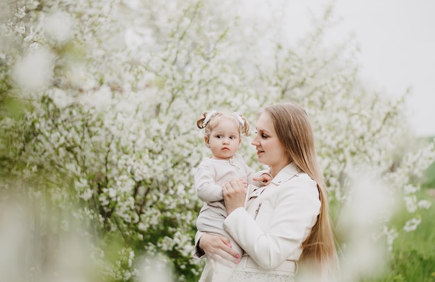 ein Mädchen mit einem Baby im Arm Mutter und Tochter Mutter hält ein kleines Mädchen im Arm Kind