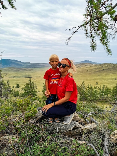 Ein Mädchen mit einem Jungen auf dem Hintergrund einer malerischen Aussicht auf die Steppen von Tazheran Region Irkutsk Russland Juli 2020