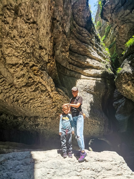 Ein Mädchen mit einem Kind in einer Schlucht in einer Bergschlucht auf dem Weg zum Saltinsky-Wasserfall Russland Dagestan Juni 2021