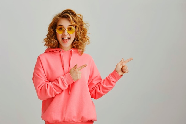 Ein Mädchen mit einem rosa Hoodie mit dem Wort Ich zeige