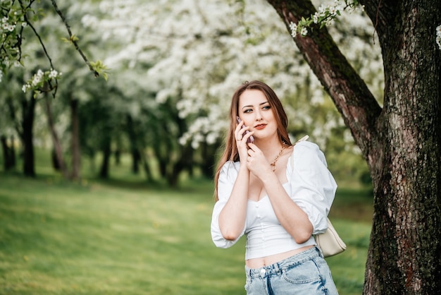 Ein Mädchen mit einem Telefon in der Hand macht Fotos von Selfies, Fotos für das Internet