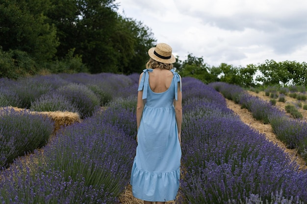 Ein Mädchen mit Hut in einem Lavendelfeld