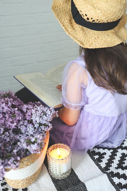 Ein Mädchen mit Hut liest ein Buch ästhetische Retro-Fotografie