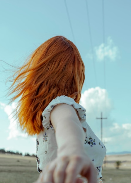 Foto ein mädchen mit roten haaren geht