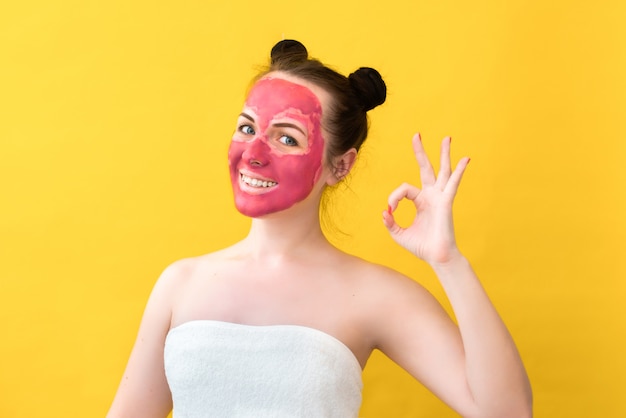 Ein Mädchen nimmt Spa-Behandlungen mit einer Maske im Gesicht