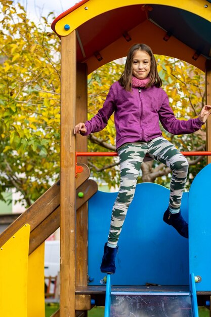 Foto ein mädchen spielt im park