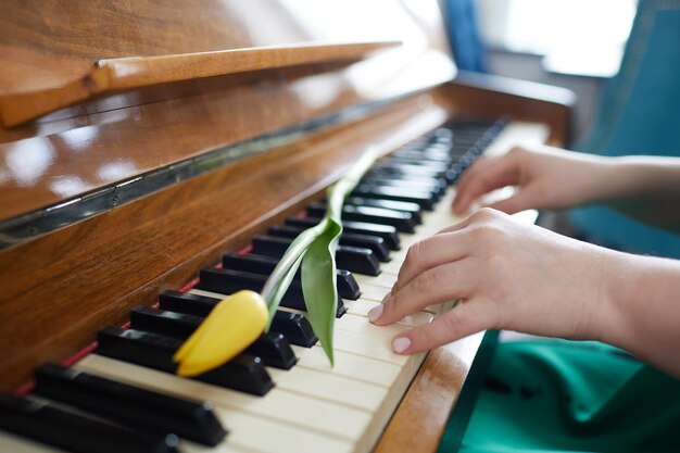 Foto ein mädchen spielt klavier in nahaufnahme