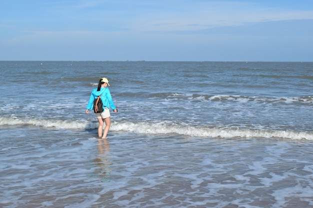 Ein Mädchen spielt Wasser am Meer