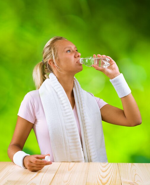 Ein Mädchen trinkt Wasser aus der Flasche