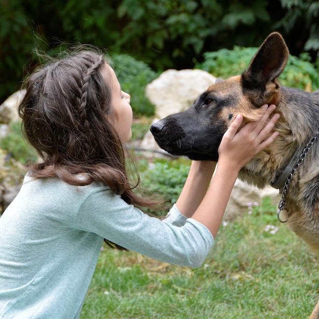 Foto ein mädchen umarmt einen hund