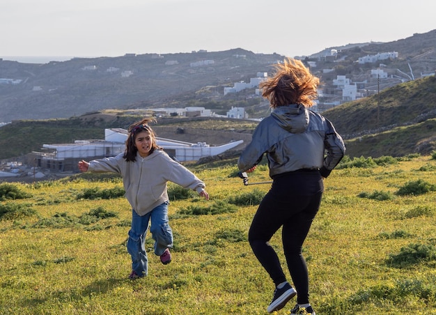 Foto ein mädchen und ein mädchen laufen und machen fotos in der orthodoxen kirche auf der insel mykonos in griechenland