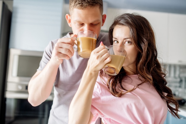 Ein Mädchen und ein Mann trinken zusammen Kaffee in der Küche