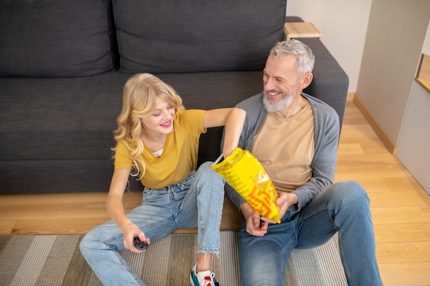 Ein Mädchen und ihr Vater sitzen zusammen auf dem Boden