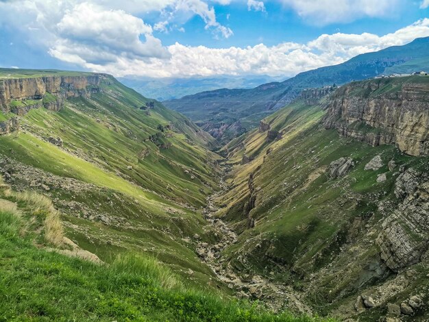 Ein Mädchen vor dem Hintergrund des Khunzakh-Tals Khunzakh-Wasserfälle, eine Schlucht in Dagestan 2021