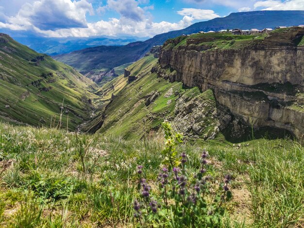 Ein Mädchen vor dem Hintergrund des Khunzakh-Tals Khunzakh-Wasserfälle, eine Schlucht in Dagestan 2021