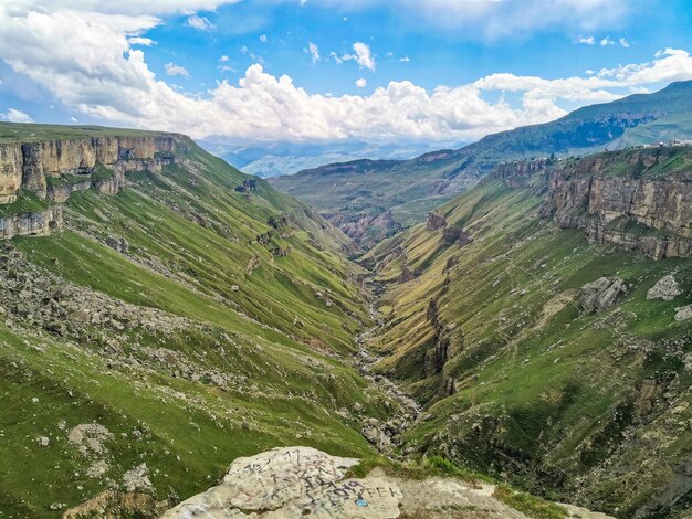 Ein Mädchen vor dem Hintergrund des Khunzakh-Tals Khunzakh-Wasserfälle, eine Schlucht in Dagestan 2021