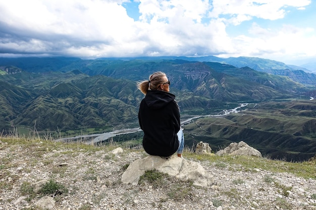 Ein Mädchen vor dem Hintergrund einer atemberaubenden Aussicht auf die Berge in Dagestan Kaukasus Russland 2021