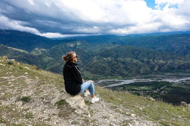 Ein Mädchen vor dem Hintergrund einer atemberaubenden Aussicht auf die Berge in Dagestan Kaukasus Russland 2021