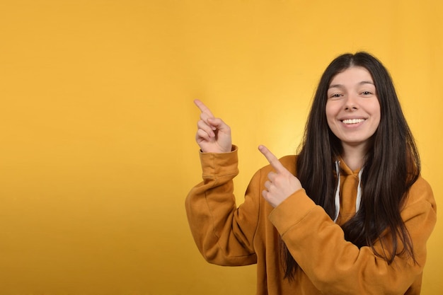 Ein Mädchen zeigt nach rechts, wobei ihr Finger nach rechts zeigt