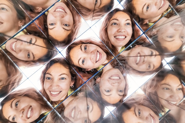 Foto ein mädchengesicht in einem kaleidoskop mit reflexionen