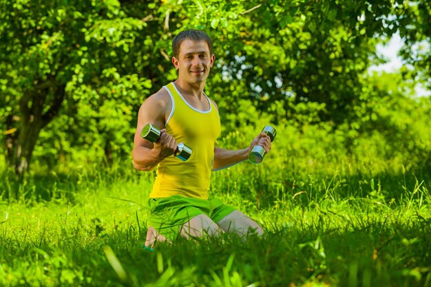 Ein Männertraining mit Hantel