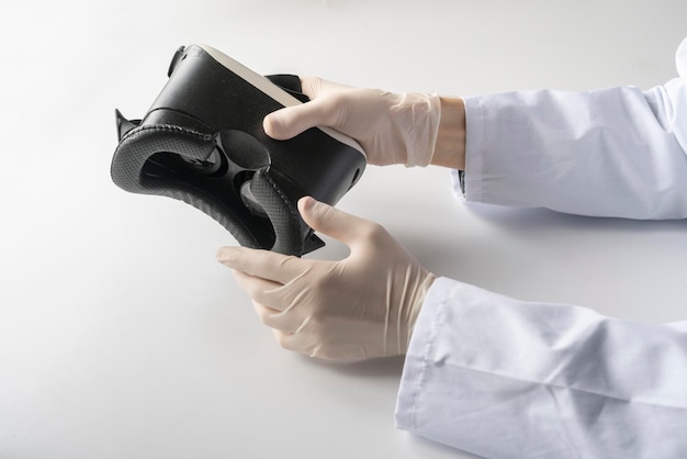 Ein männlicher Arzt, der die Virtual-Reality-VR-Brille in der Medizinindustrie verwendet