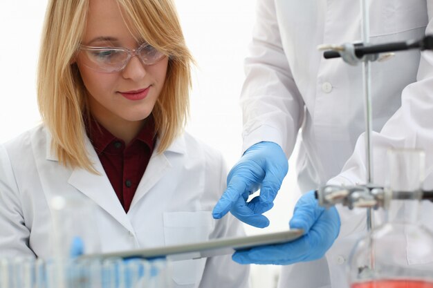 Ein männlicher Arzt in einem chemischen Labor hält