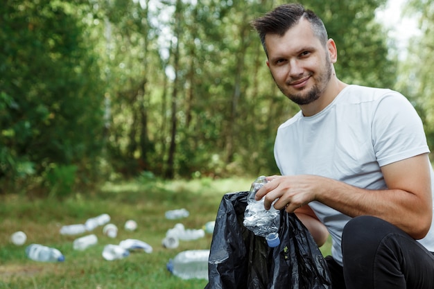 Ein männlicher Freiwilliger, der einen Abfall hält