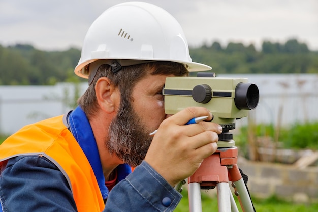 Foto ein männlicher ingenieur arbeitet an der optischen ebene vor ort